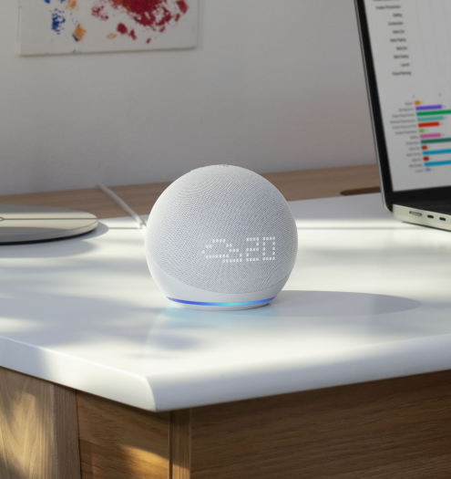 Echo Dot mit Uhr (Bild: Amazon)